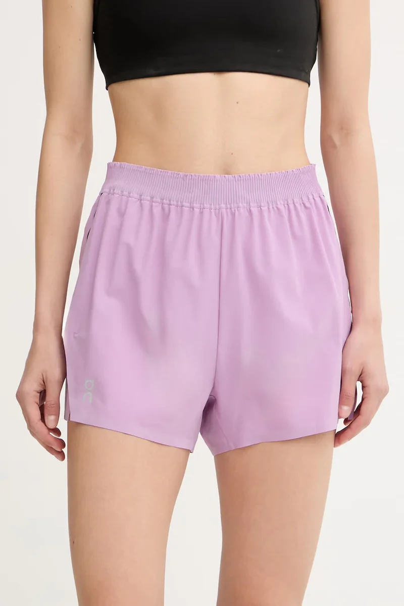 On pantaloni scurți sport pentru femei